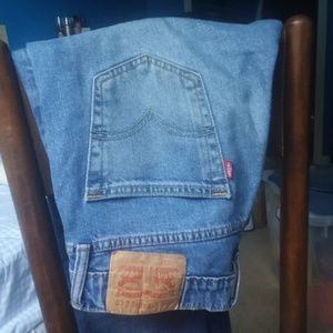 527 Levi's light-wash jeans